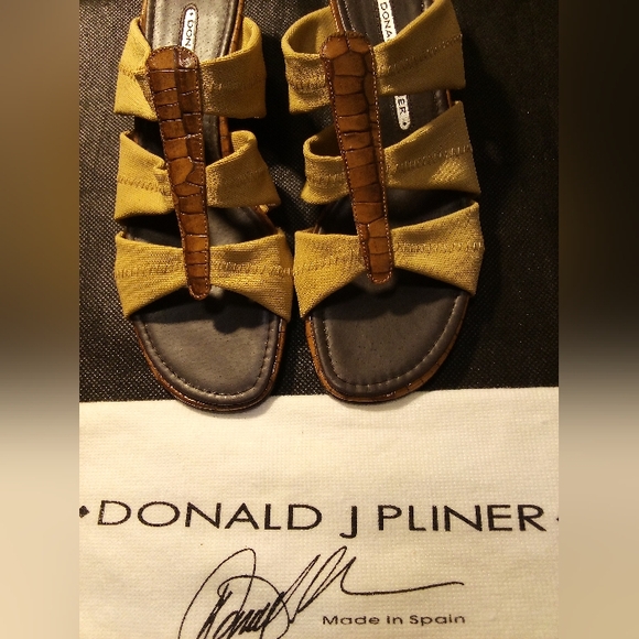 Donald J. Pliner - NWT- Open Toe Wedge, 3 Fabric Straps For Comfort, Size 7... - Picture 1 of 12